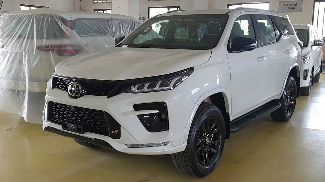 Toyota Fortuner GR S-2_11zon